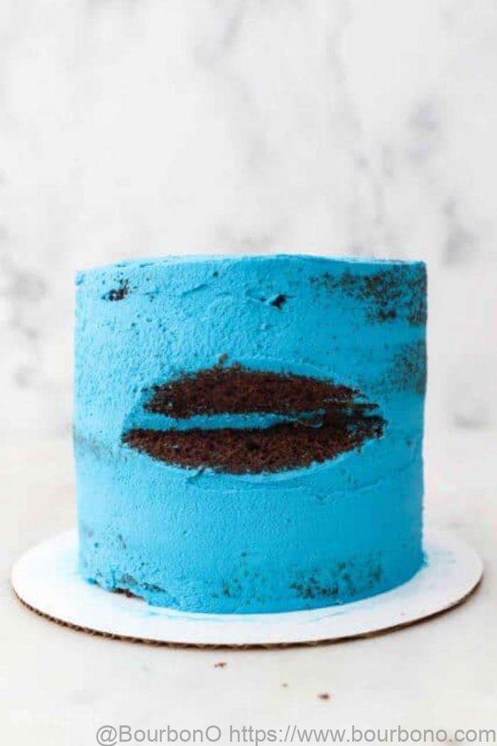 Making the mouth of the Cookie monster smash cake