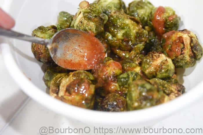 Công thức của Longhorn Brussel Sprouts này sử dụng ớt xát để làm gia vị mọi thứ