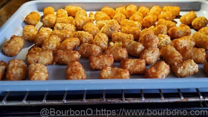 Cách nấu tater tots trong lò nướng khá khác so với cách nấu tater tots trong lò vi sóng