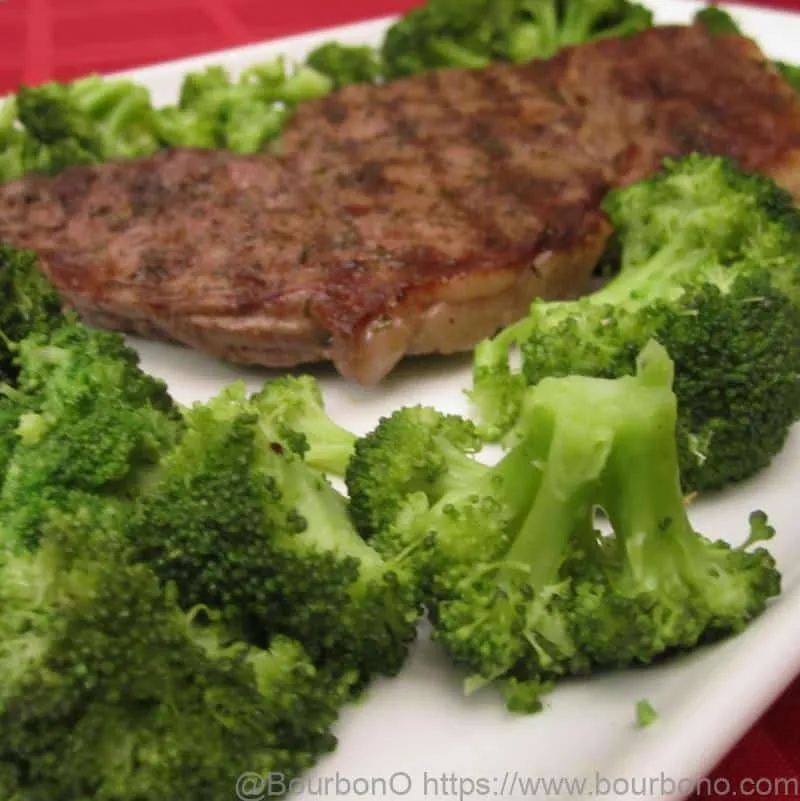 How to cook broccoli in microwave and what to serve with steamed broccoli for a nutritious meal